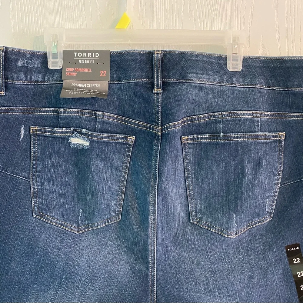 NWT Torrid Cropped Bombshell Plus Size Distressed Denim Stretch Jeans Size 22 - Picture 3 of 5